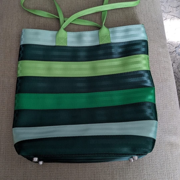 Harveys Seatbelt Mixed Greens Large Streamline Tote - Picture 3 of 7